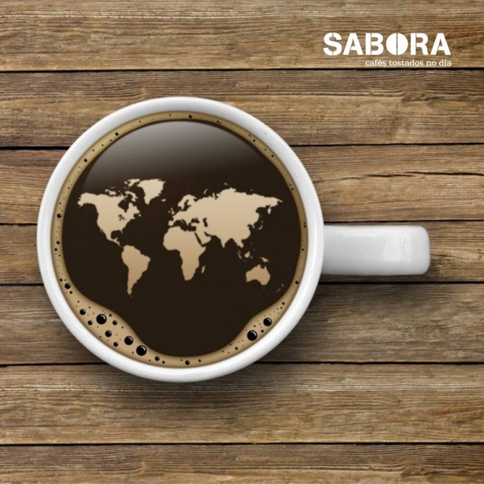  Cunca de café cos continentes do planeta terra.