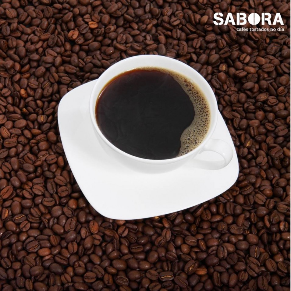 Café solo sobre granos de café