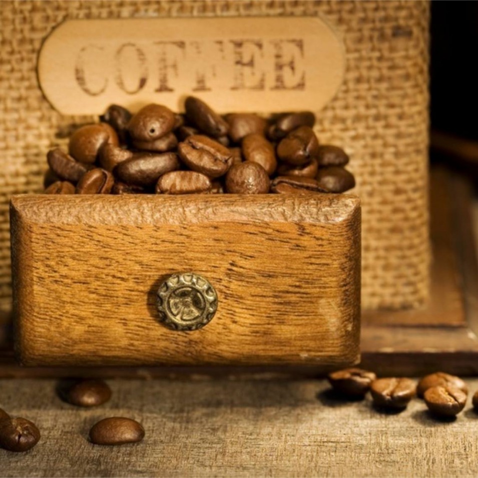 Grans de café en muiño antigo