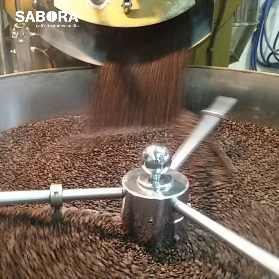 Torrando café no obradoiro de cafés Sabora.