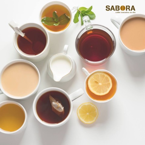 Diferentes tipos de té en tazas.