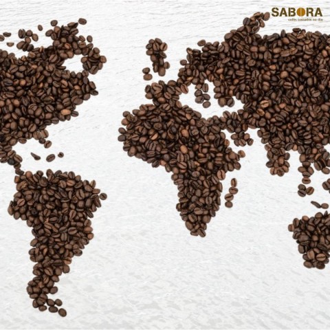 Granos de café formando un mapa de los cinco continentes