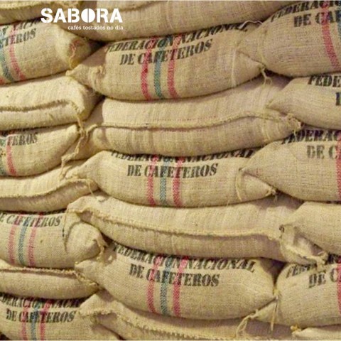Café de Colombia en sacos amontoados